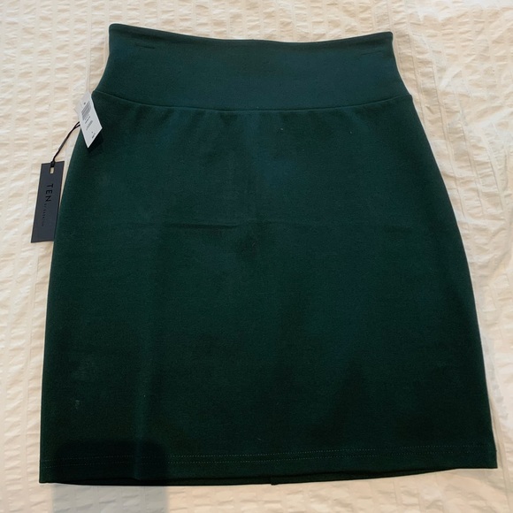 BNWT Ignite Skirt Ten by Babaton - Picture 3 of 3